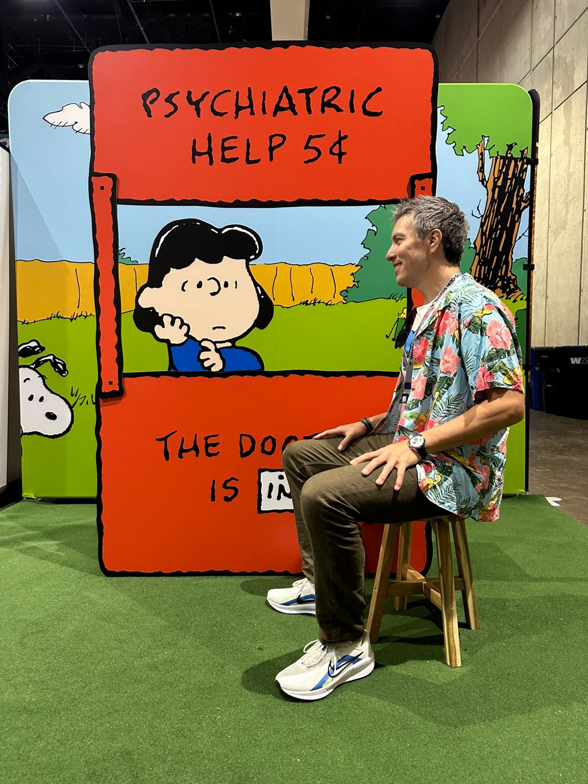 Joaquin con figura Peanuts