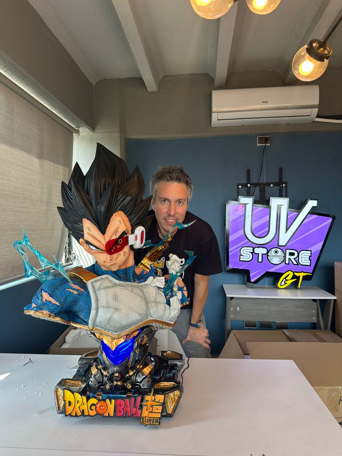 Joaquin con figura de Vegeta